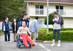 敷地内のお散歩