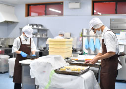 パン工房の様子。朝は大忙し！