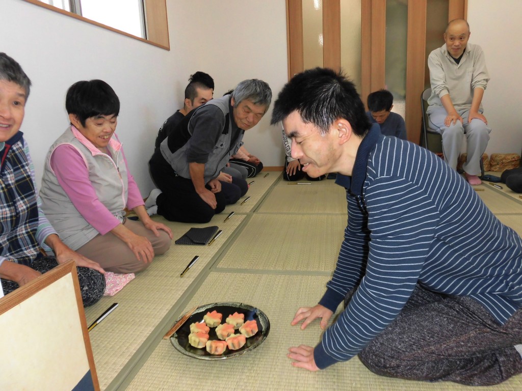 すかい寮 10月「わさび」と「からし」の茶道教室