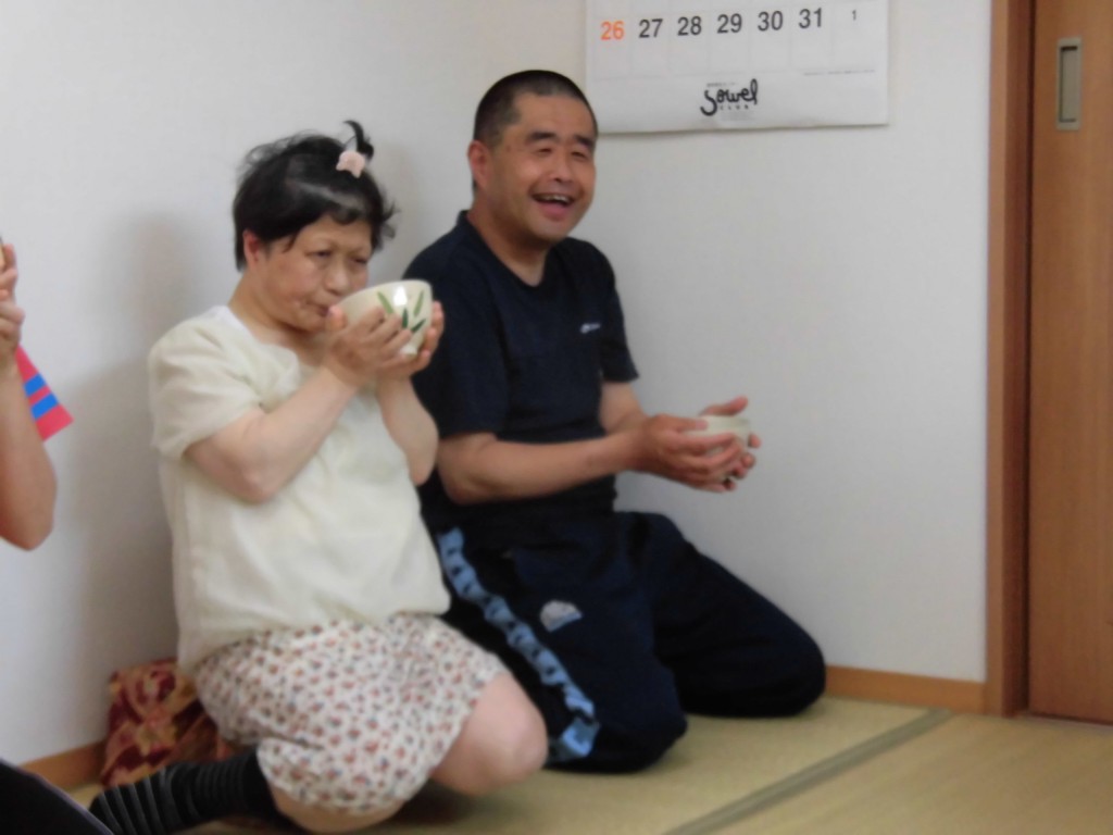 すかい寮 5月「わさび」と「からし」の茶道教室