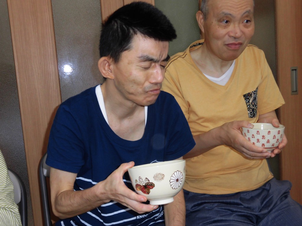 すかい寮 9月「わさび」と「からし」の茶道教室