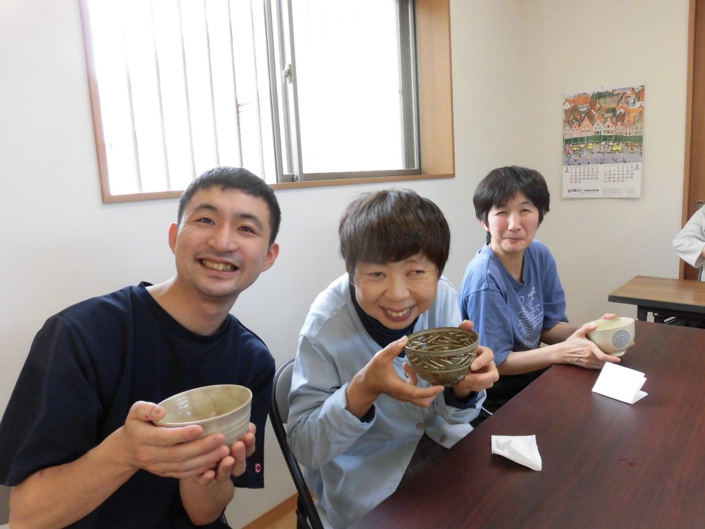 すかい寮 5月「わさび」と「からし」の茶道教室