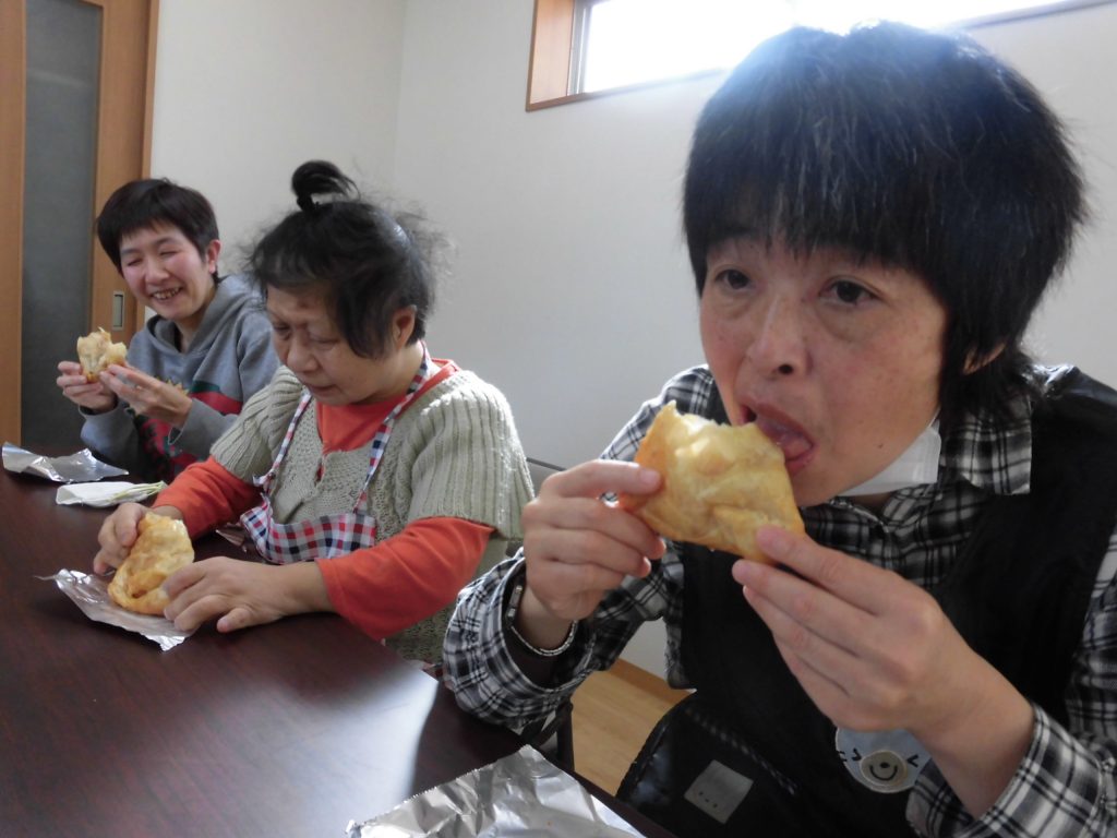 すかい寮 三角アップルパイ作り